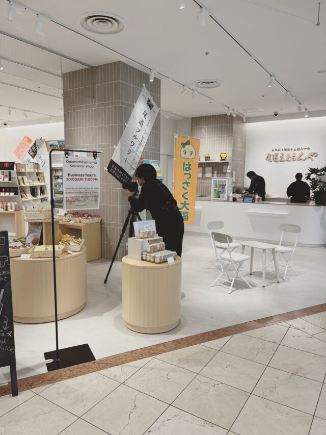 .
.
.
尾道ええもんや様の完成写真を
カメラマンさんに撮影していただきました📸
.
空間がどんどん切り取られていく瞬間は、
いつも特別な時間です。
.
細部までこだわった素材や動線がどんな写真になるのか、
仕上がりが今から楽しみです。
.
ご協力いただいた皆さま、ありがとうございました。
完成写真も後日ご紹介しますのでお楽しみに！
.
.
@onomichi.eemonya
尾道ええもんや尾道駅前店
#尾道ええもんや
.
.
\店舗設計・什器計画・売場デザインのご相談はプロフィールリンクよりお気軽にどうぞ！/
.
.
【土産店ができるまで#17】
.
.
#竣工写真 #完成写真 #建築写真#撮影風景#尾道新店舗#尾道#土産店#店舗設計#店舗デザイン#広島店舗デザイン#広島の設計事務所#店舗開業サポート#広島県#福山市#ヌードエレメンタリー#一級建築士事務所#福山市店舗設計#福山市店舗デザイン#design #interiordesign #architecture