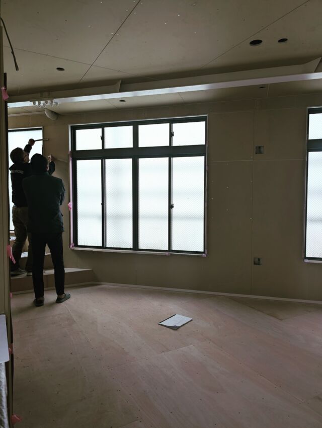 .
.
.
リノベーション工事中の
現場にて監督と打合せ。
.
細かな納まりや見え方を一緒に確認しながら、
より気持ちのいい空間になるよう調整しています。
.
信頼できる現場チームとの対話が、
デザインをより深めてくれます。
.
.
\ゲストハウス設計・空き家リノベーションのご相談は
プロフィールリンクよりお気軽にどうぞ！/
.
.
【尾道海辺のリノベーション#04】
.
.
#尾道ゲストハウス#尾道#しまなみ#解体工事#現場監理#広島店舗デザイン#広島の設計事務所#店舗開業サポート#広島県#福山市#ヌードエレメンタリー#一級建築士事務所#福山市店舗設計#福山市店舗デザイン