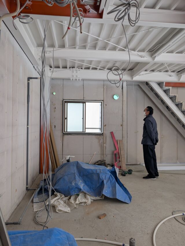 .
.
.
リノベーション工事中の
現場の確認へ。
.
既存の骨組みを受け継ぎながら、
新たな価値を重ねる。
鉄骨×塗装で空間の再生がはじまりました。
.
現場では、監督と打ち合わせ。
設計図と現場の状況をひとつひとつ擦り合わせながら、
空間のクオリティを確実に積み上げていきます。
.
.
\ゲストハウス設計・空き家リノベーションのご相談は
プロフィールリンクよりお気軽にどうぞ！/
.
.
【尾道海辺のリノベーション#02】
.
.
#尾道ゲストハウス#尾道#しまなみ#解体工事#現場監理#広島店舗デザイン#広島の設計事務所#店舗開業サポート#広島県#福山市#ヌードエレメンタリー#一級建築士事務所#福山市店舗設計#福山市店舗デザイン