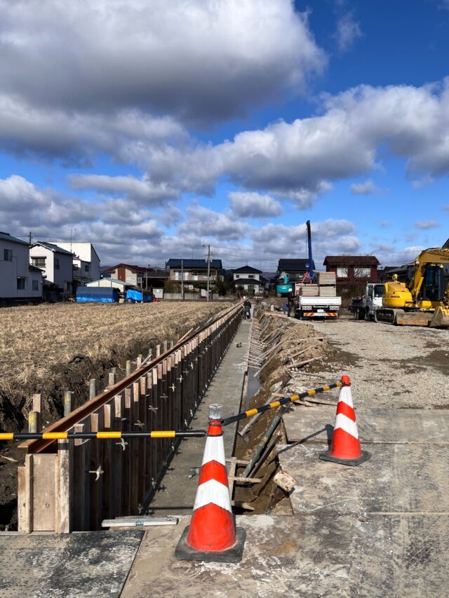 .
.
.
project start.
.
造成工事が始まりました。
.
これまでの風景に、あたらしい時間が重なっていきます。
街の記憶を受け取りながら、新たな建築がここに立ち上がります。
.
.
#造成工事#現場記録#建築途中#家づくり#設計事務所#建築プロセス#広島県#福山市#ヌードエレメンタリー#一級建築士事務所#福山市店舗設計#福山市店舗デザイン