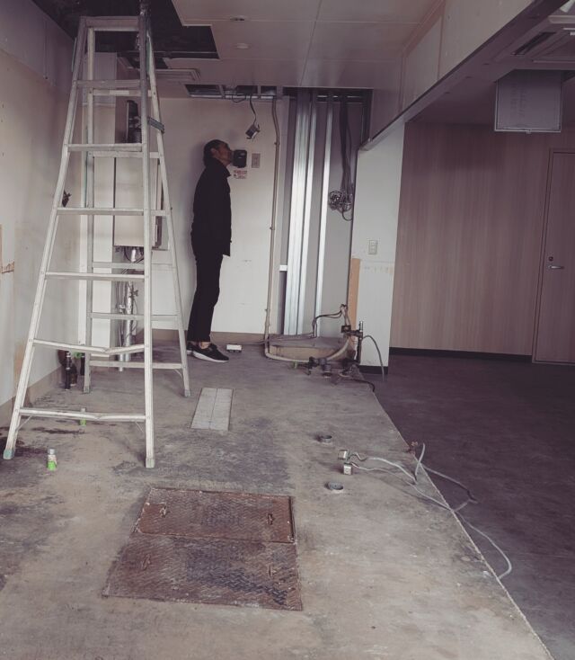 .
.
.
あけましておめでとうございます。
本年もどうぞよろしくお願いいたします。
.
2026年のスタートは
コンバージョンによる店舗改装工事の現場から。
.
既存を読み取り、新しい価値へとつなげていきます。
.
.
#設計事務所#美容系店舗#店舗改装#コンバージョン#店舗デザイン#美容室設計#サロンデザイン#現場調査#広島県設計事務所#福山市設計事務所#ヌードエレメンタリー#店舗設計