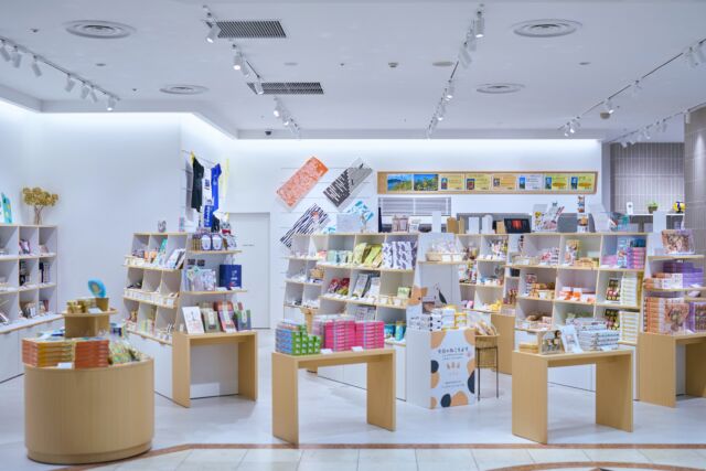 .
.
.
商品ごとの魅力が伝わる陳列に対応した
製作家具をご提案した土産店の売場。
.
枡状の什器ひとつひとつに
商品ごとの世界観を表現できる構成とし、
陳列内容やレイアウト変更にも
柔軟に対応可能な売場を計画しました。
.
.
土産店プロジェクトの打合せから完成までの流れをまとめたストーリーズも是非チェックしてみてください。
.
→ストーリーズハイライト
「土産店ができるまで」
.
詳しい写真や解説は、
プロフィールのリンクからホームページへどうぞ！
.
.
#施工事例#店舗設計#物販店設計#製作家具#什器デザイン#売場計画#多品種対応#レイアウト可変#商業空間#広島店舗デザイン#広島の設計事務所#店舗開業サポート#広島県#福山市#ヌードエレメンタリー#一級建築士事務所#福山市店舗設計#福山市店舗デザイン