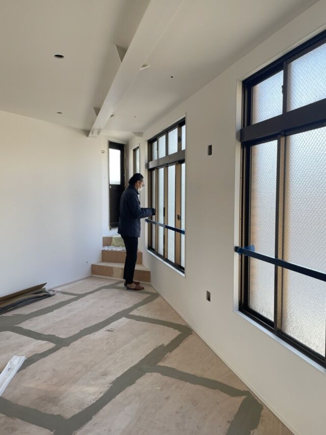 .
.
.
内装工事が進行し、壁・天井のクロス貼りが完了。
.
仕上げ段階に入るこのタイミングで、
下地処理の精度、ジョイントの納まり、
光の当たり方による見え方まで細かく確認します。
.
現場での微調整と判断の積み重ねが
設計意図を正確に空間へ反映させます。
.
完成までの過程を一つひとつ大切にしながら、
安心してお引き渡しできる品質を確保していきます。
.
.
.
\ゲストハウス設計・空き家リノベーションのご相談は
プロフィールリンクよりお気軽にどうぞ！/
.
.
【尾道海辺のリノベーション#05】
.
#現場監理#設計監理#内装仕上げ#クロス工事#建築ディテール#設計事務所の仕事#尾道ゲストハウス#尾道#広島店舗デザイン#広島の設計事務所#店舗開業サポート#広島県#福山市#ヌードエレメンタリー#一級建築士事務所#福山市店舗設計#福山市店舗デザイン