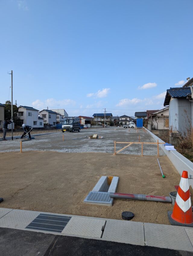 .
.
.
現場にて建物の位置出し確認を行いました。
図面上の計画を、
実際の敷地に正確に落とし込む大切な工程です。
.
この建物は、地域にゆるやかに開き、
まちの風景とつながる存在となることをめざしています。
.
ここから少しずつ、そのかたちが現れていきます。
.
.
.
#事務所新築工事#社屋新築工事#現場監理#位置出し#地域に開く建築#現場から #広島店舗デザイン#広島の設計事務所#店舗開業サポート#広島県#福山市#ヌードエレメンタリー#一級建築士事務所#福山市店舗設計#福山市店舗デザイン#architecture