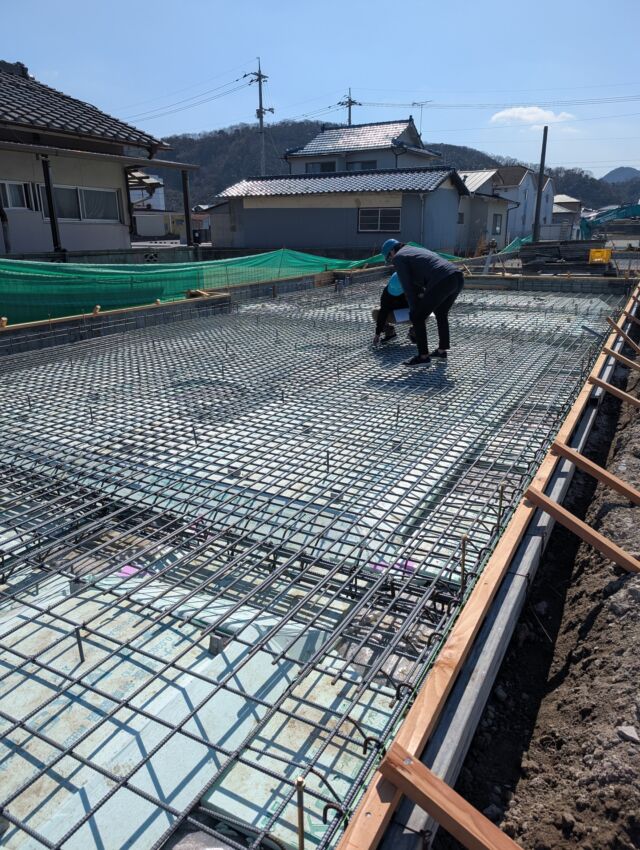 .
.
.
【M様オフィス新築工事｜vol.08 基礎配筋検査】
.
.
完成すると見えなくなるけれど、
とても大切な部分である
基礎の配筋検査を行いました。
.
コンクリートを打設する前に、
鉄筋が図面通りに施工されているかを現場で確認します。
.
・鉄筋のピッチ
・かぶり厚さ
・定着長さ
.
完成すると見えなくなる部分ですが、
建物の強さや耐久性を支える大切な工程です。
.
安心して使っていただけるオフィスになるよう、
一つ一つ丁寧にチェックしています。
.
.

.
#広島県#福山市設計事務所#現場監理#配筋検査#事務所新築工事#社屋新築工事#平屋#広島店舗デザイン#広島の設計事務所#店舗開業サポート#ヌードエレメンタリー#一級建築士事務所#福山市店舗設計#福山市店舗デザイン#retaildesign #officedesign #designprocess #architecturestudio