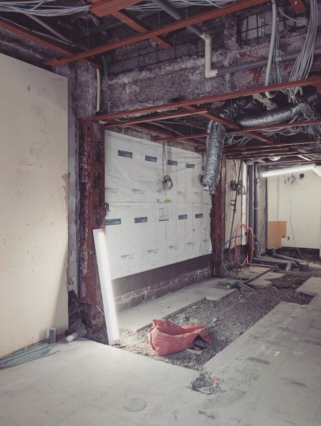 .
.
.
【Sサロン新店舗プロジェクト｜vol.03 解体現場確認】
.
解体後の現場確認。
.
今回の現場は元は飲食店だったテナントを
美容サロンへコンバージョンする計画です。
.
現場監督と設計者で
解体後の実測寸法から
図面との整合を確認。
.
間仕切り位置や設備のレイアウトのチェックも行い
リノベーションの設計を微調整していきます。
.
.
#リノベーション#コンバージョン
#用途変更#美容サロン設計#店舗設計#内装設計#設計事務所#現場確認#リノベーション記録#テナント設計
#既存活用#リノベーションデザイン#広島店舗デザイン#広島の設計事務所#店舗開業サポート#ヌードエレメンタリー#一級建築士事務所#福山市店舗設計#福山市店舗デザイン#architecturestudio