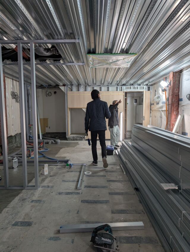 .
.
.
【Sサロン新店舗プロジェクト｜vol.04 天井貼り・内装下地現場確認】
.
内装工事が進行中の現場の
進捗確認に。
.
現場監督とともに
納まりや設備位置について現地確認を行いました。
.
天井はデッキプレートを現し仕上げとし、
インダストリアルな空間に。
素材の力強さを意匠で見せる計画です。
.
図面と現場の差異を丁寧にすり合わせながら、
引き続き精度を高めていきます。
.
.
#建築設計#設計事務所#現場監理#内装工事#デッキプレート#リノベーション#コンバージョン#空間設計#施工中
#美容サロン設計#店舗設計#内装設計#設計事務所#現場確認#既存活用#リノベーションデザイン#広島店舗デザイン#広島の設計事務所#店舗開業サポート#ヌードエレメンタリー#一級建築士事務所#福山市店舗設計#福山市店舗デザイン#architecturestudio