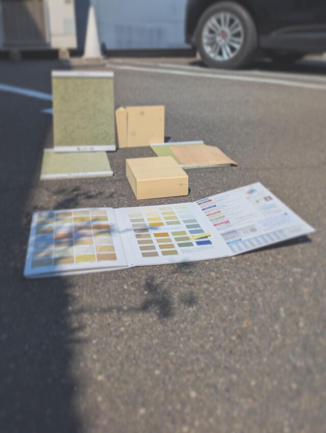 .
.
.
【M様オフィス新築工事｜vol.09 外壁色選定】
.
.
.
外壁の色は、カタログだけでは決めません。
.
実際に塗装したサンプルを用意し、
太陽の光の下で色味や質感を確認。
.
時間帯や光の当たり方で変わる微妙な表情まで丁寧に見比べ、
建物のイメージに最もふさわしい色を選定しました。
.
見え方の違いまで設計すること。
それも、私たちの大切な仕事です。
.
#設計事務所#建築設計#外壁#外壁塗装#色決め#素材選び#建築デザイン #建築好きな人と繋がりたい#設計のこだわり#施工事例#建築写真#社屋新築工事#平屋#広島店舗デザイン#広島の設計事務所#店舗開業サポート#ヌードエレメンタリー#一級建築士事務所#福山市店舗設計#福山市店舗デザイン#officedesign #designprocess #architecturestudio