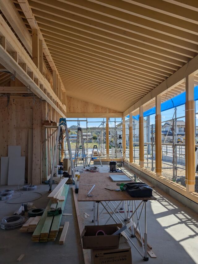 .
.
.
【M様オフィス新築工事｜vol.12 木工事進捗確認】
.
.
.
木工事が進む現場を確認。
.
構造フレームが整い、木組みの連続が空間の骨格として明確に現れてきました。
.
リズミカルに並ぶ梁と柱が、
大きな開口から差し込む光と相まって、のびやかな空間に。

光の取り込み方も計画通りに機能しており、構造と空間が一体となり
現場で見るととても迫力があります。
.
.
引き続き、精度を保ちながら監理を行っていきます。
.
.
#木構造#空間設計#設計事務所#木造住宅#新築住宅#注文住宅#建築#現場記録#建築好き#暮らしをつくる#社屋新築工事#平屋#広島店舗デザイン#広島の設計事務所#店舗開業サポート#ヌードエレメンタリー#一級建築士事務所#福山市店舗設計#福山市店舗デザイン#officedesign #designprocess #architecturestudio